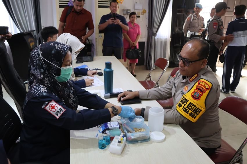 Peringati HUT ke-73 Humas Polri, Kapolrestabes Medan Donor Darah