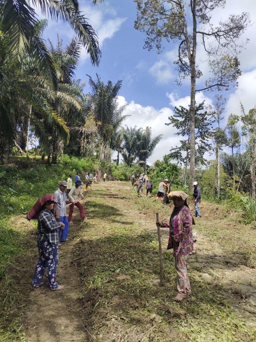 Warga Mekarsari Raya Gotong Royong Perbaiki Jalan Penghubung Dua Dusun