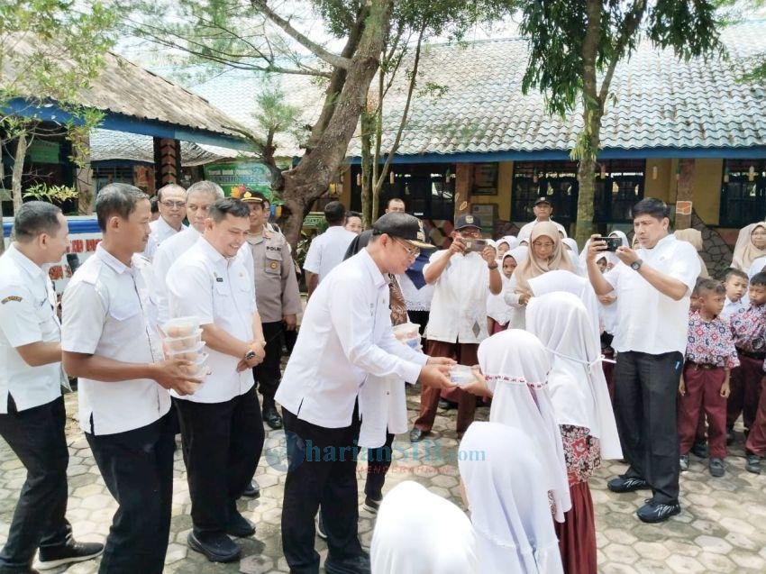 Pj Bupati Deliserdang Berikan Susu dan Telur untuk Tingkatkan Daya Analisis Pelajar SD di Batangkuis