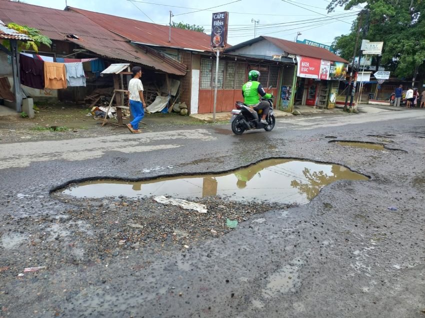 Warga Kembali Desak Pemerintah Segera Perbaiki Lubang Menganga di Badan Jalan Pintu Air IV