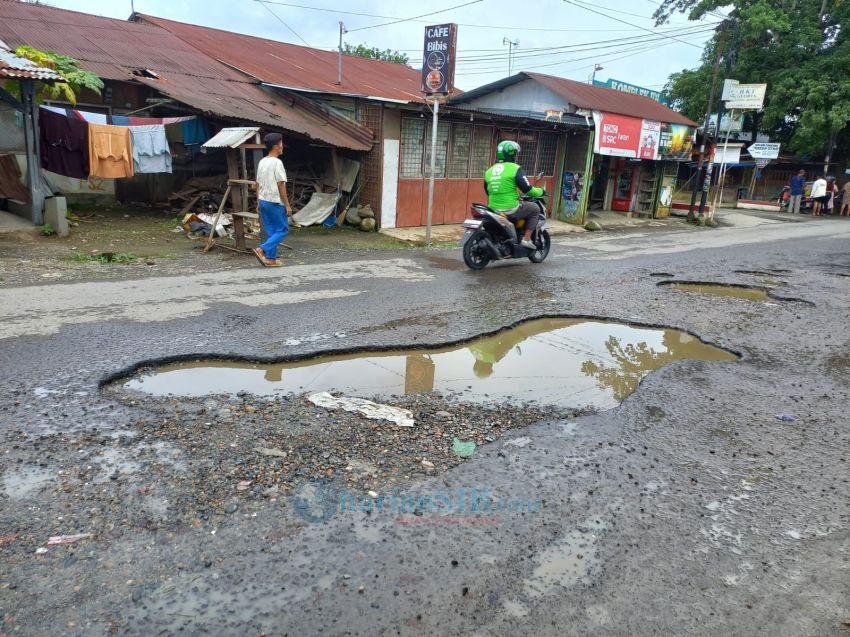 Lobang menganga di Badan Jalan Pintu Air IV Makin Mengkhawatirkan