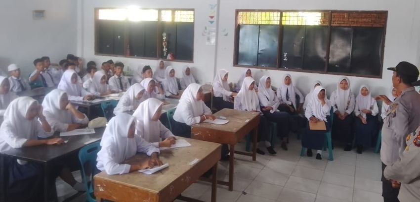 Polsek Hamparan Perak Penyuluhan Bahaya Kenakalan Remaja di SMP Pendidikan Harapan