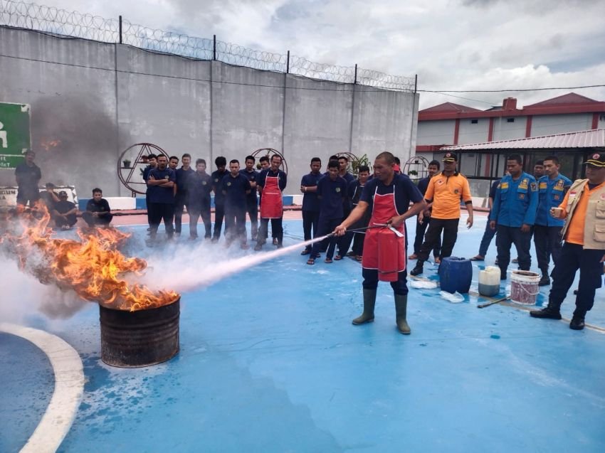 BPBD Simalungun Simulasi Pemadam Kebakaran di Lapas Narkotika Kelas IIA Pematangsiantar