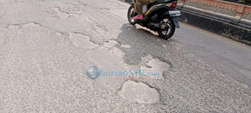 Jalan Berlubang di Pusat Kota Tebingtinggi Butuh Perbaikan