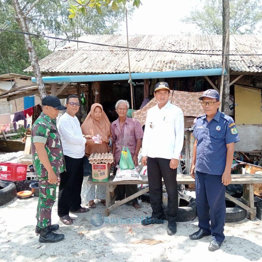 Camat Pantaicermin Salurkan Bantuan ke Pasutri Korban Banjir Rob