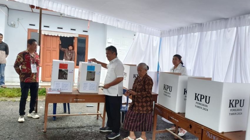 Cawabup Taput Deni Nyoblos di TPS 8, Terminal Siborongborong