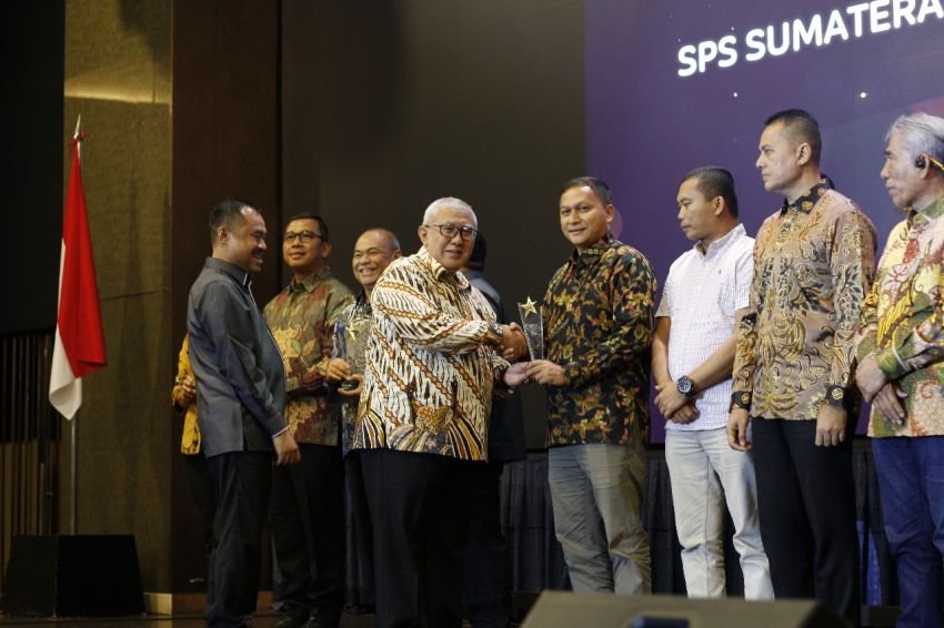 Pj Wali Kota Tebingtinggi Terima Penghargaan Anugerah Sahabat Pers SPS