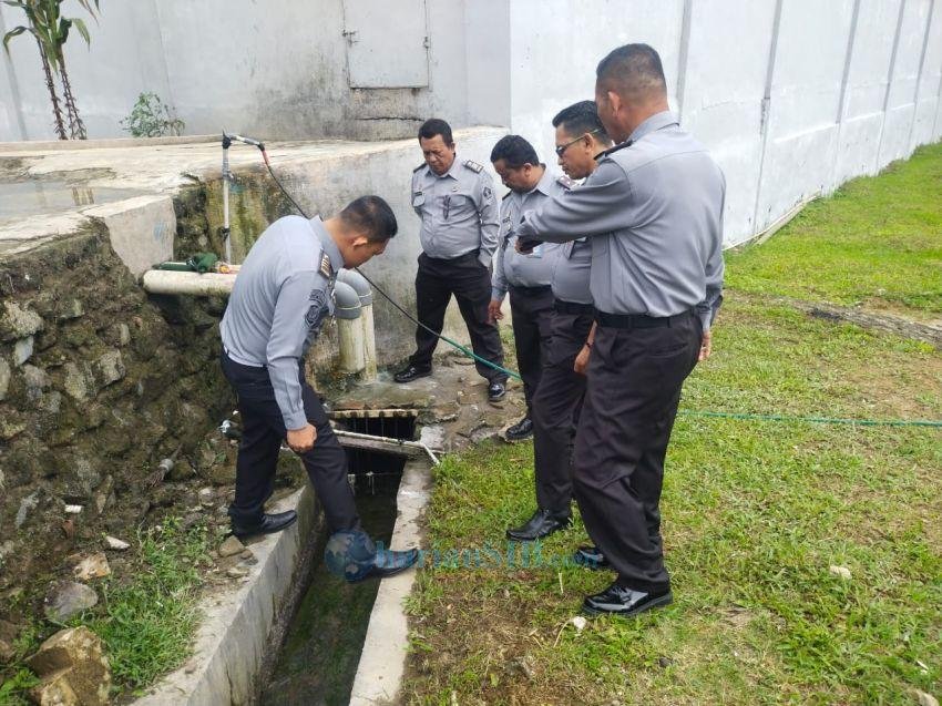 Tim Kamtib Lapas Narkotika Kelas IIA Pematangsiantar Cek Saluran Pembuangan Air