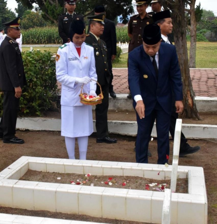 Peringati Hari Pahlawan, Pemko Tebingtinggi Gelar Ziarah dan Upacara Bendera