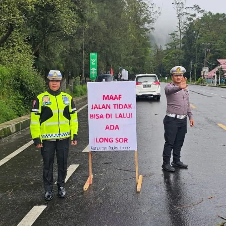 Polres Tanah Karo Amankan Arus Lalu Lintas Pasca Longsor di Sibolangit