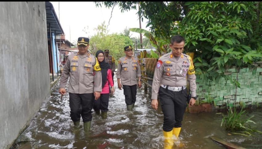 Kapolres Langkat Serahkan Bansos Kepada Korban Banjir di Kecamatan Tanjung Pura