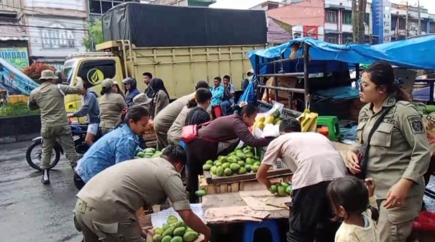 Satpol PP Kabupaten Karo Tertibkan Pedagang Kaki Lima di Berastagi