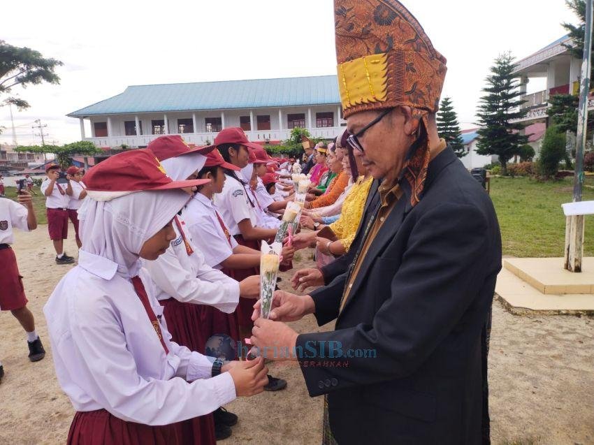 Peringati HGN, Pelajar SD Negeri Percontohan 091317 Pamatang Raya Berikan Bunga pada Guru