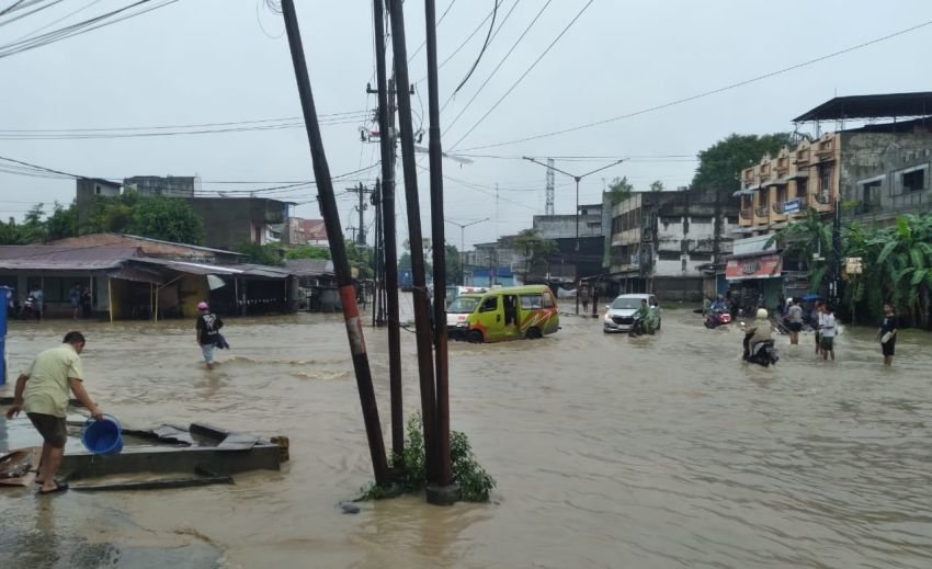 Ratusan Rumah dan Jalan Raya di Medan Labuhan Masih Terendam Banjir