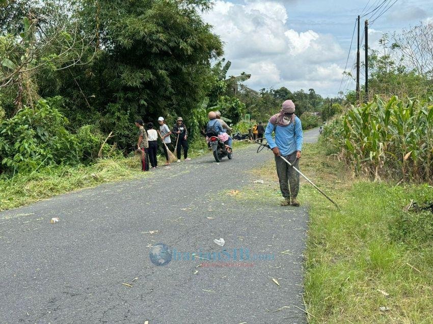 Pemuda Hutabagasan Simalungun Gotong Royong Bersihkan Jalan