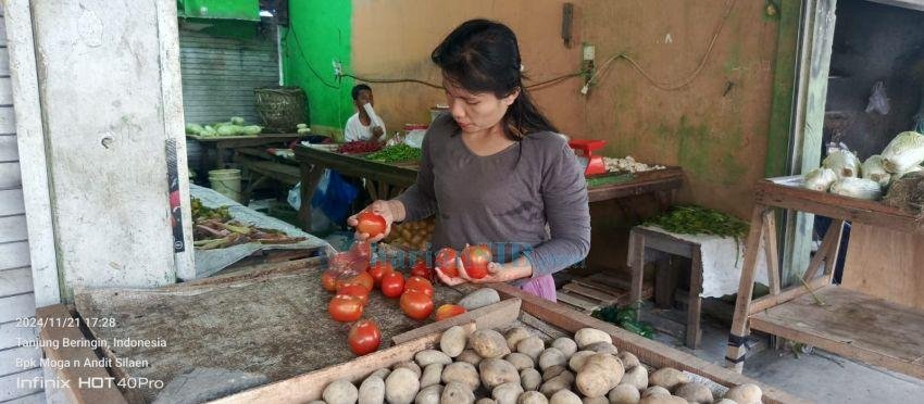 Jelang Desember, Harga Tomat di Pasar Tradisional Tanjung Beringin Melonjak Tajam