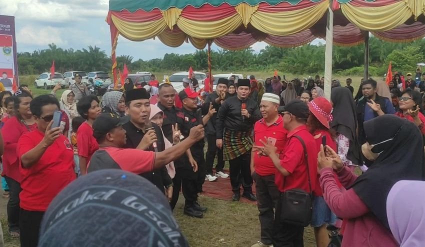 Edy-Hasan Kampanye di Aekkanopan, Lebah Begantong Menghibur