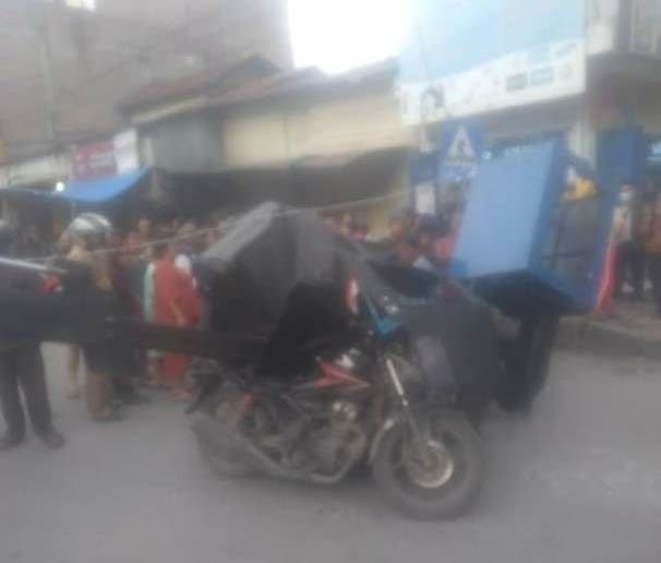 Truk Crane Dinas Perhubungan Kabupaten Humbahas Terbalik, Menimpa Becak dan Penumpangnya