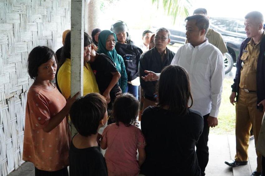 Kunjungi Warganya di Kolong Jembatan, Pj Wali Kota Tebingtinggi Sewakan Rumah dan Carikan Pekerjaan untuk Suami