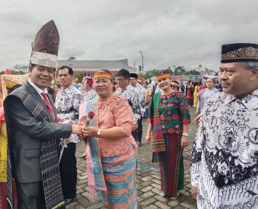 Radiapoh H Sinaga Kembali Aktif sebagai Bupati Simalungun, Berikan Setangkai Bunga kepada Guru