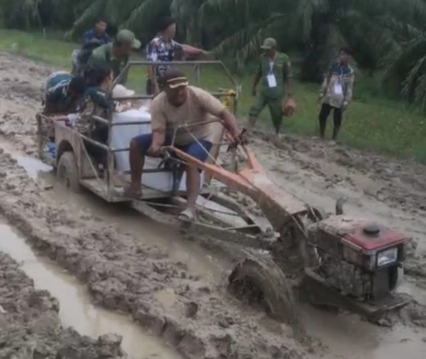 Viral, Petugas Kesusahan Bawa Logistik Pilkada Gunakan Jetor di Jalan Rusak Tanjungmangedar Labura, Ini Kata Ketua KPU