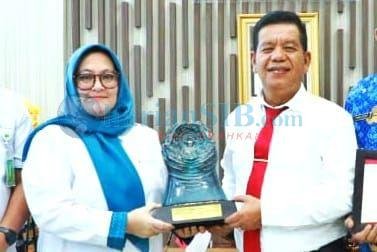 Bupati Simalungun Terima Penghargaan Paritrana Award 2024