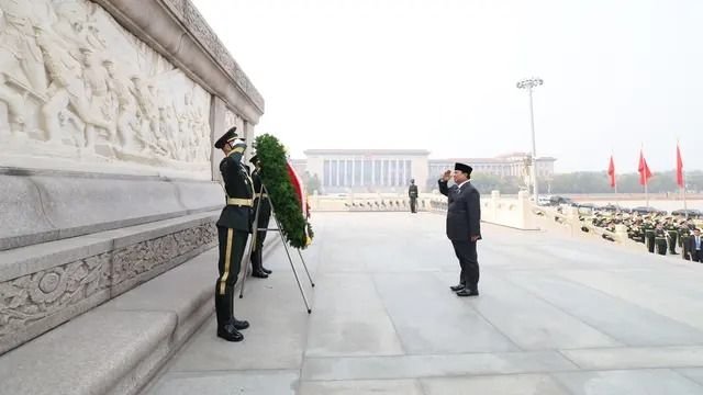 Kunjungi Monumen Pahlawan Rakyat China, Prabowo Letakkan Karangan Bunga