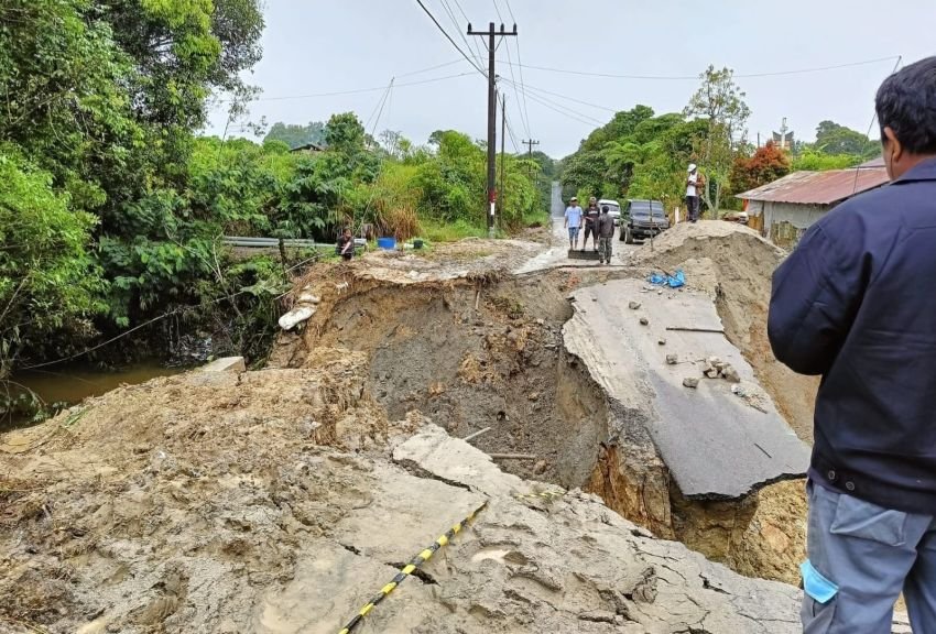 Jalan Provinsi Penghubung Kecamatan di Dairi Putus Total