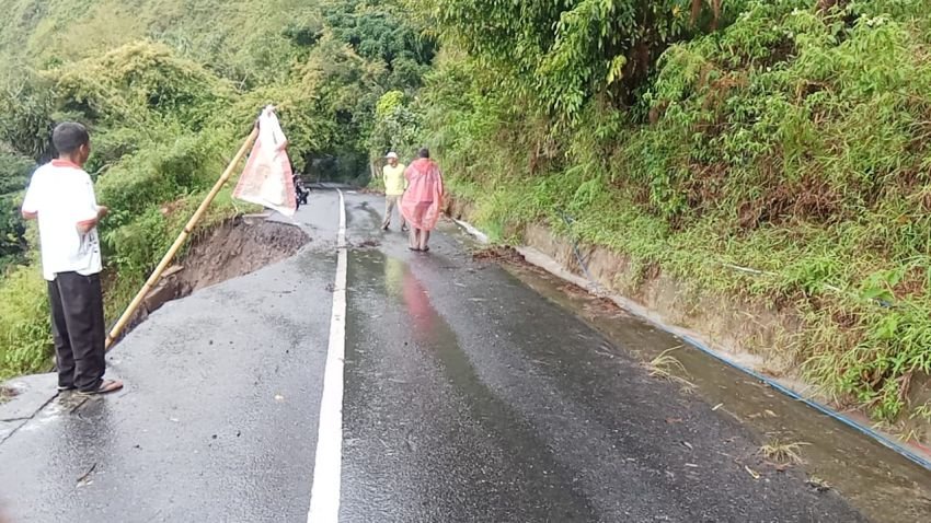 Ruas Jalan di Panatapan Haranggaol Simalungun Longsor, Mobil Truk Dialihkan