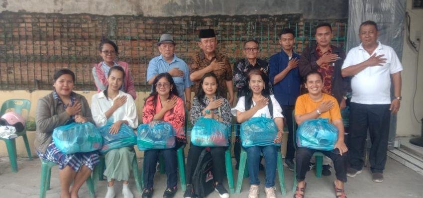 MPK Sumut-NAD Kembali Berikan Paket Natal kepada 100 Guru-guru Kristen