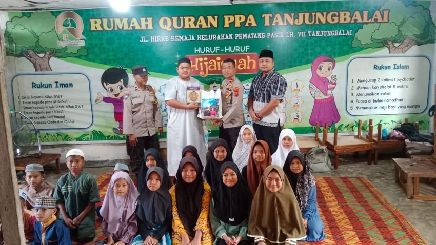 Kapolsek Teluk Nibung Tanjungbalai Berikan Bantuan Alqur'an dan Iqro kepada Rumah Qur'an PPA