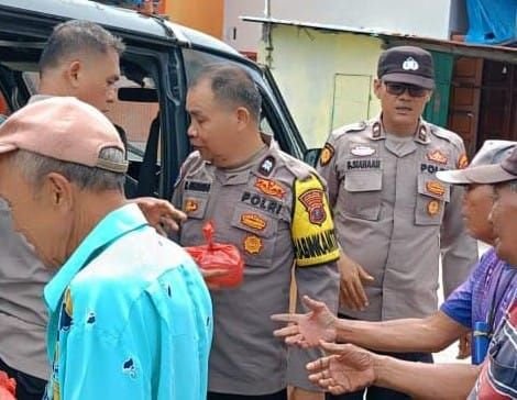 Polsek Belawan Bagikan Nasi Bungkus kepada Warga Kurang Mampu