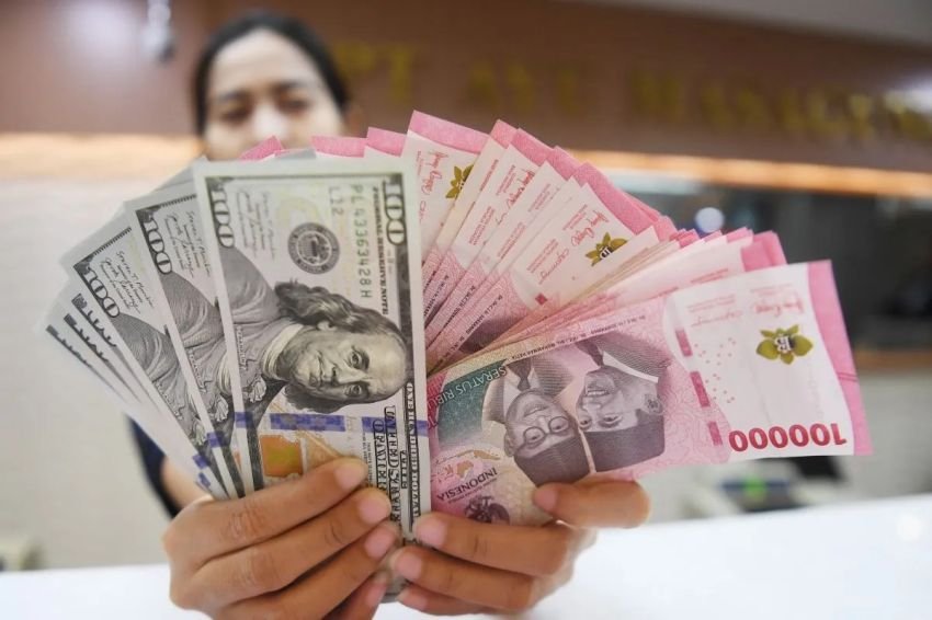 Rupiah Melemah ke Rp16.030 per Dolar AS, Tekanan Ekonomi Mengintai