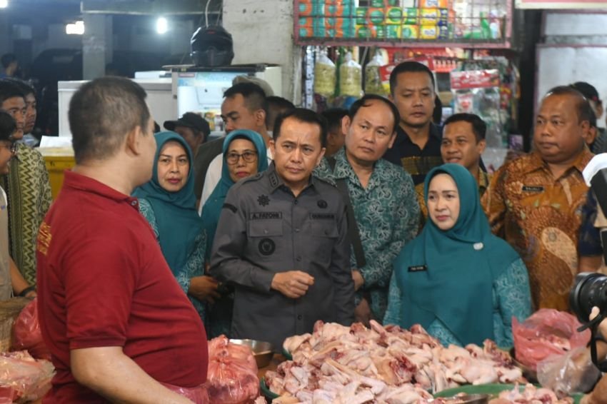 Pj Gubernur Fatoni dan Pj Ketua PKK Tyas A Fatoni Sidak Pasar, Cek Harga dan Stok Bahan Pokok