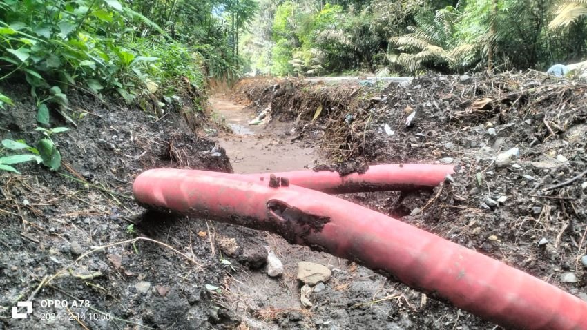 Jaringan Bawah Tanah PLN di Areal Saluran Drainse Jalinsum Parapat Terkelupas