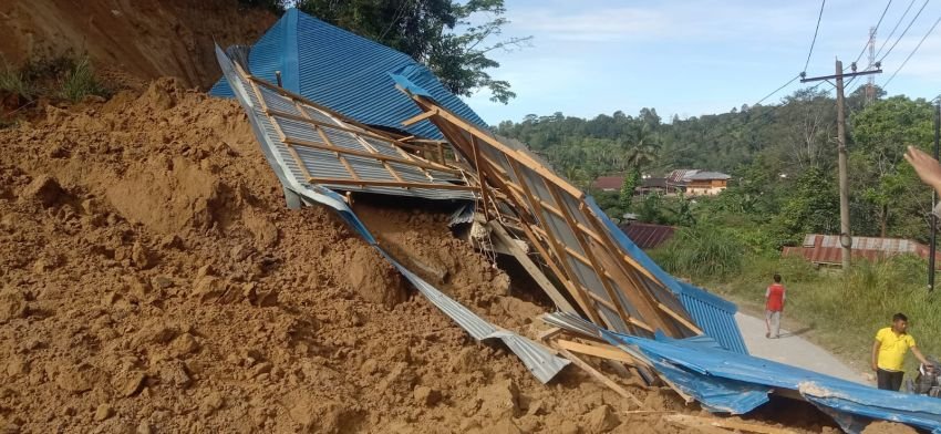 Tanah Longsor di Lumbanjulu Toba, Satu Bangunan Sanggar Seni Rusak Parah