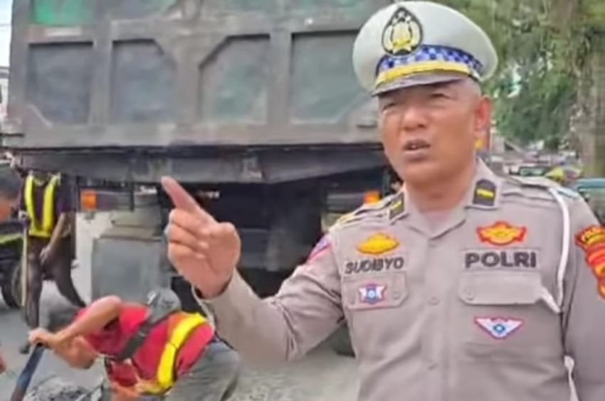 Petugas Unit Lantas Polsek Kualuh Hulu Timbun Jalan Berlubang di Aek Kanopan