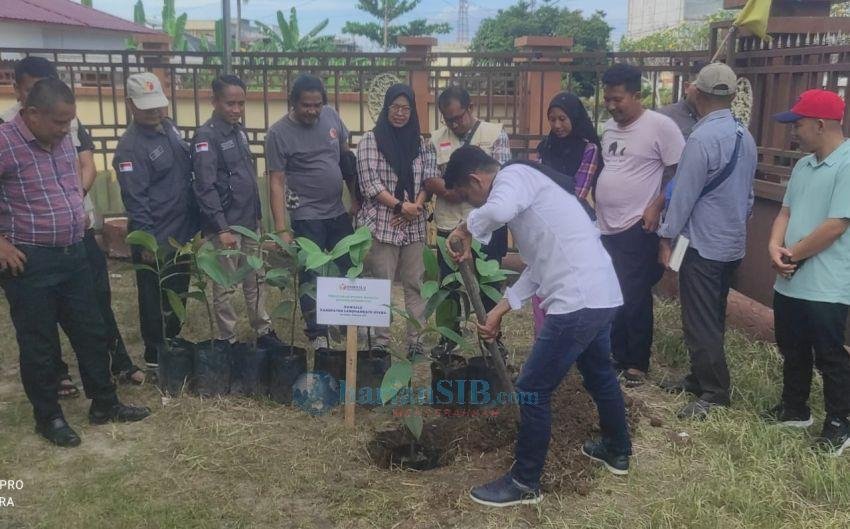 Bawaslu Labura Tanam Pohon Integritas