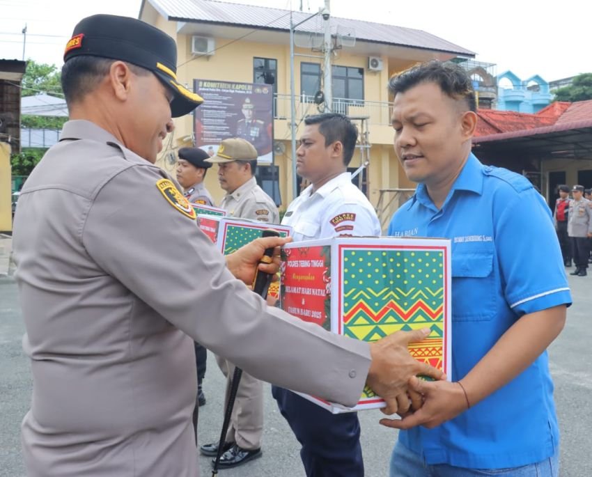 Jelang Nataru, Kapolres Tebingtinggi Serahkan Bingkisan kepada Personel, ASN dan Wartawan