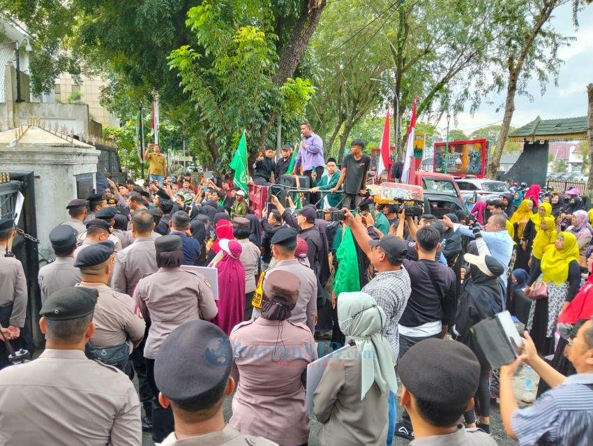 Massa Rakyat Sumut Bergerak Unjuk Rasa ke DPRD SU Tuntut Segera Bentuk Pansus Pilkada