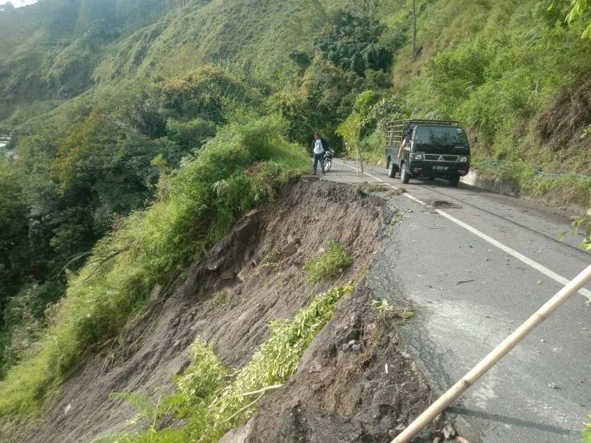 Jalan Menuju Danau Toba Haranggaol Longsor