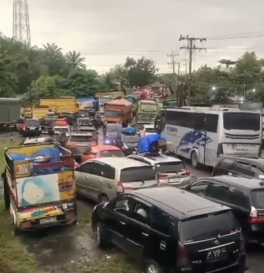 Zeira Salim Ritonga Prihatin Jalinsum Labura Macet Total 14 Jam Akibat Sungai Aek Natas Meluap