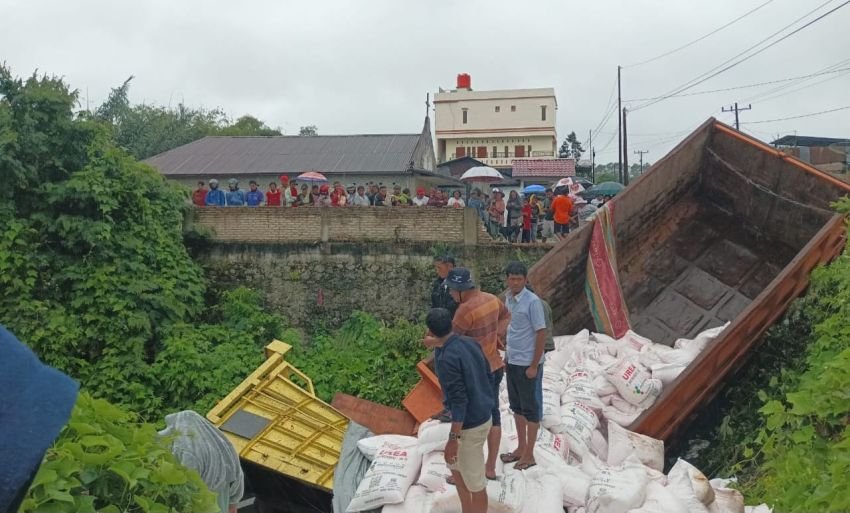 Truk Fuso Bermuatan Pupuk Tabrakan dengan Canter di Desa Tanjung Beringin