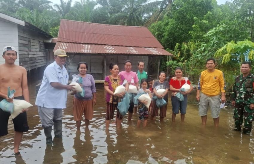 400 KK Korban Banjir di Desa Sialangtaji Terima Bantuan