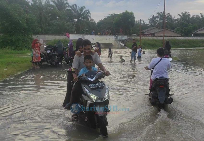 Banjir Lagi di Underpass Jalan Tanjungsari Aek Kanopan