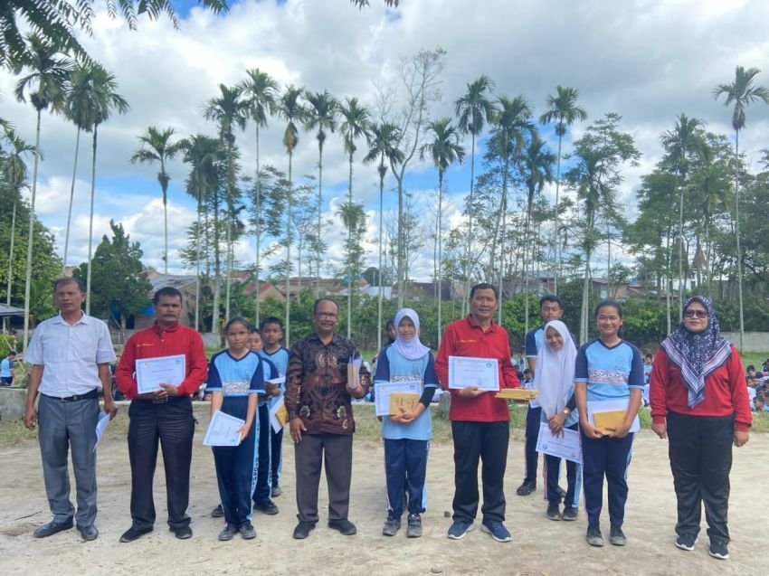 Pembagian Rapor di SMP Negeri 1 Sidamanik Penuh Haru