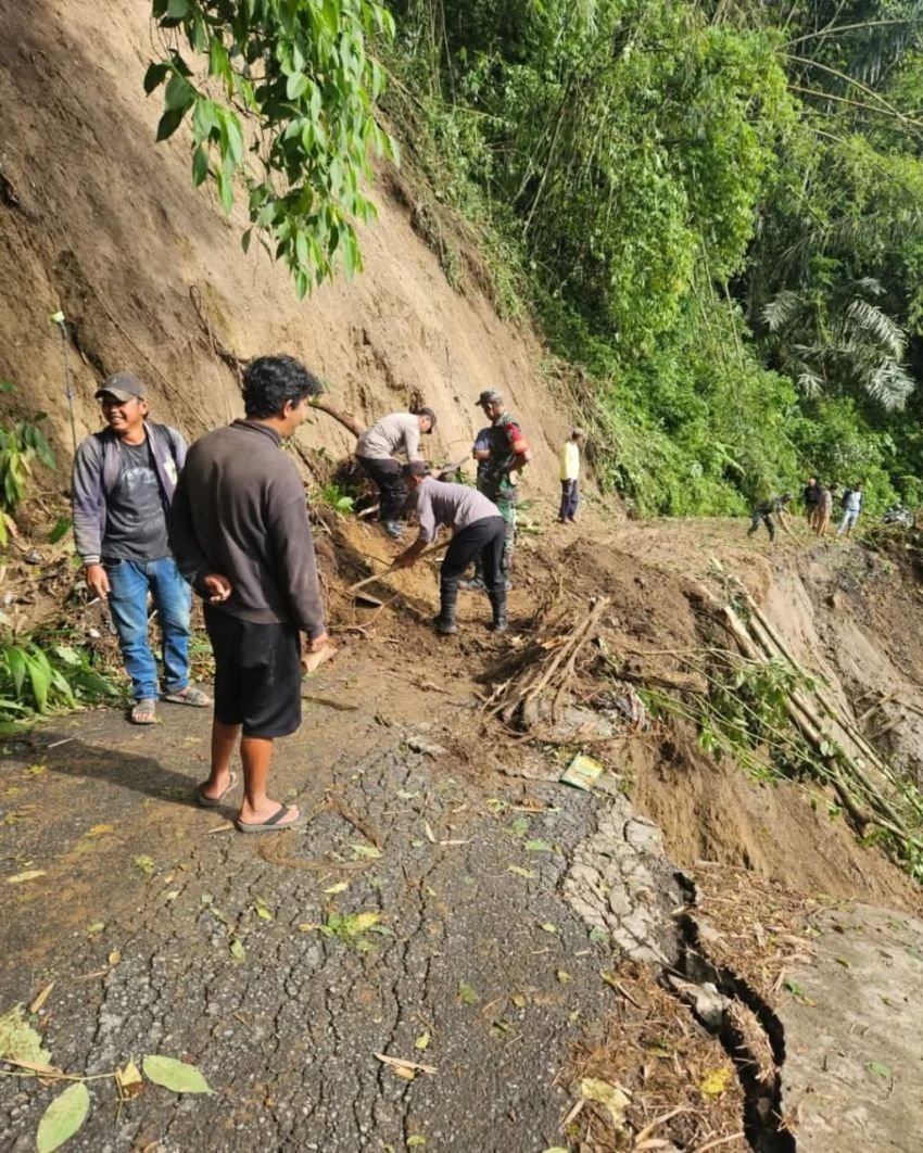 Jalan Tambak Sukat Desa Barusjahe Karo Tertimbun Tanah Longsor