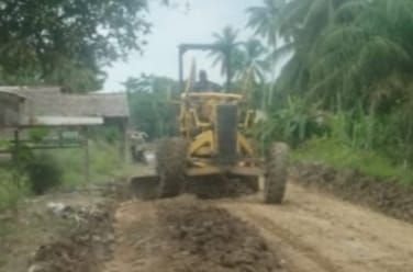 Grader Pemkab Labura Perbaiki Jalan Rusak di Desa Seisentang