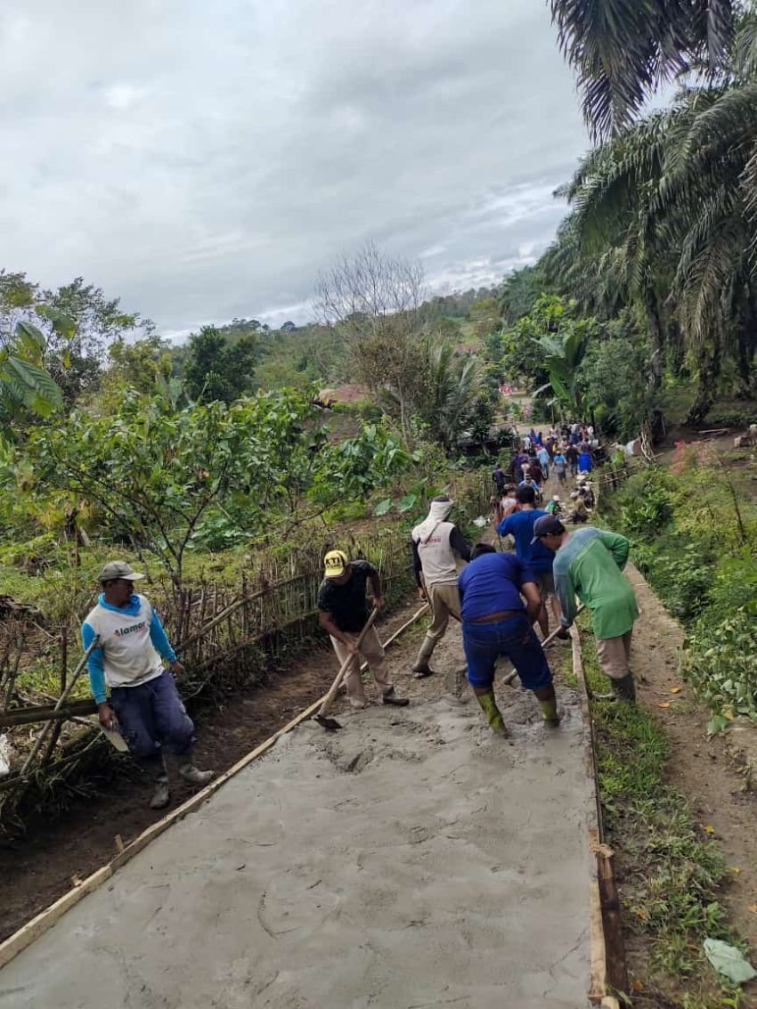 Warga Mekar Sari Raya Gotong Royong Perbaiki Jalan Pendidikan Bahtangan Simalungun