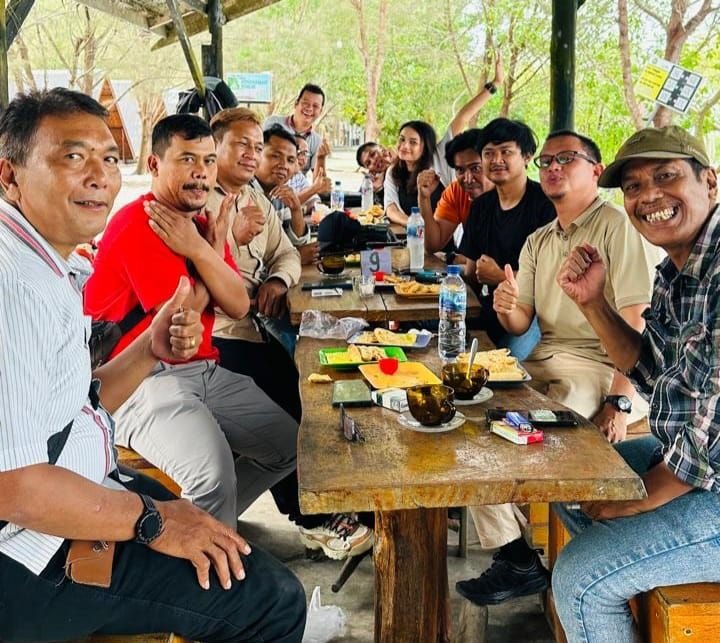 Insan Pers Bersama RSI Nikmati Sensasi Ngopi di Mangrove Coffee Shop Sergai